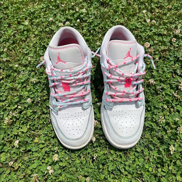 Air Jordans 1 Low - Picture 2 of 7